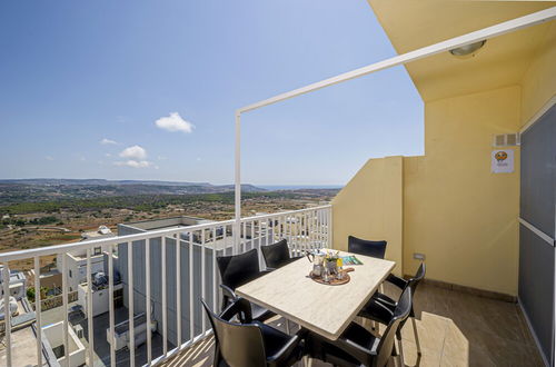 Foto 11 - Summer Breeze Penthouse with large Terrace and Hot Tub by Getaways Malta