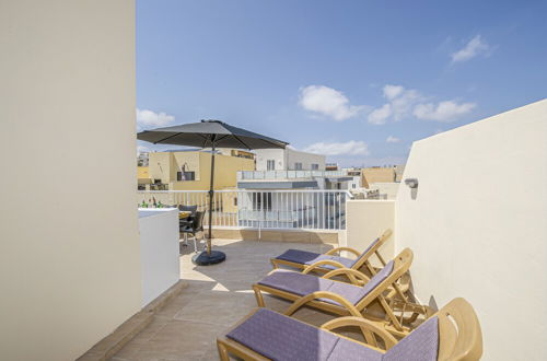 Foto 14 - Summer Breeze Penthouse with large Terrace and Hot Tub by Getaways Malta