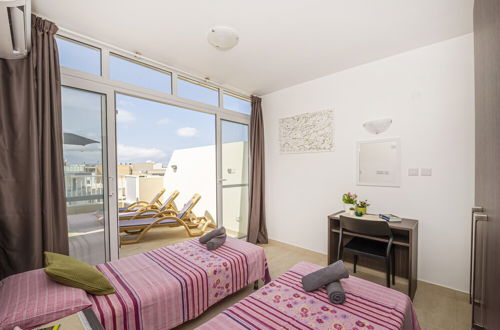 Foto 5 - Summer Breeze Penthouse with large Terrace and Hot Tub by Getaways Malta