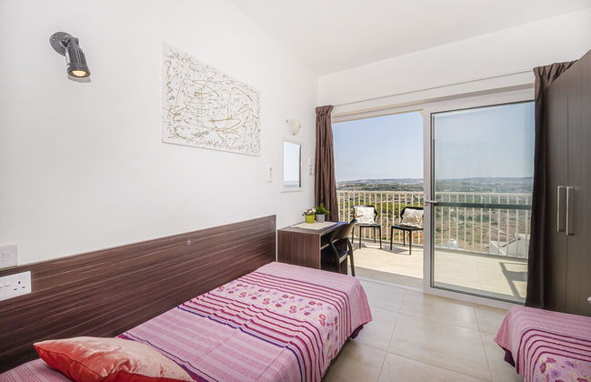 Summer Breeze Penthouse with large Terrace and Hot Tub by Getaways Malta - Foto 3