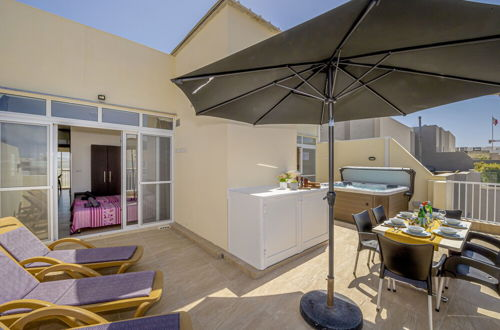 Foto 18 - Summer Breeze Penthouse with large Terrace and Hot Tub by Getaways Malta