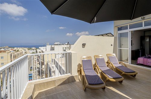 Photo 15 - Summer Breeze Penthouse with large Terrace and Hot Tub by Getaways Malta