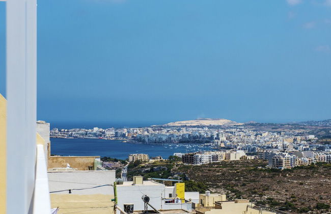 Summer Breeze Penthouse with large Terrace and Hot Tub by Getaways Malta - Foto 38
