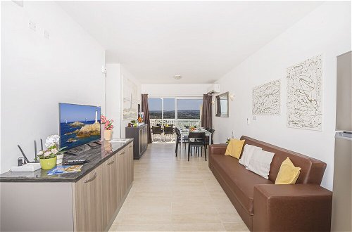 Foto 10 - Summer Breeze Penthouse with large Terrace and Hot Tub by Getaways Malta