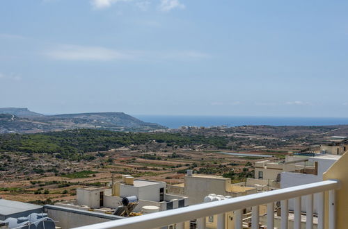 Foto 36 - Summer Breeze Penthouse with large Terrace and Hot Tub by Getaways Malta