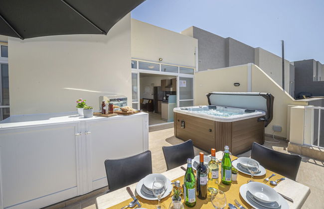 Summer Breeze Penthouse with large Terrace and Hot Tub by Getaways Malta - Foto 1