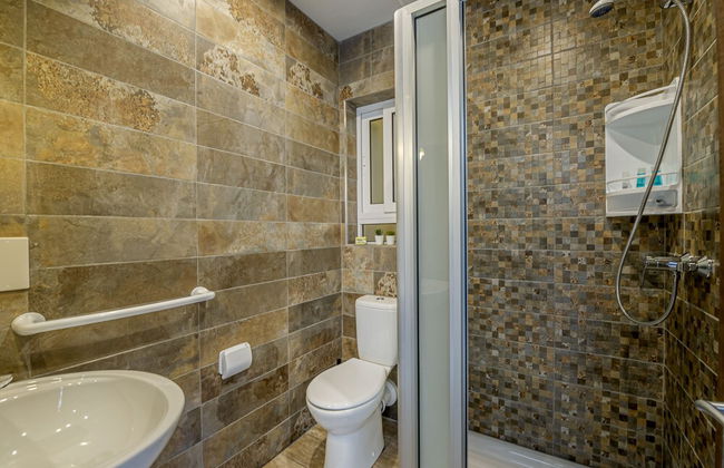 Summer Breeze Penthouse with large Terrace and Hot Tub by Getaways Malta - Foto 29