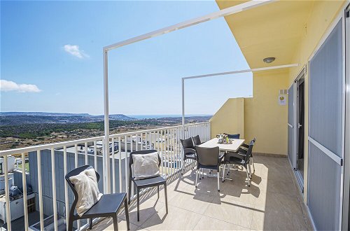 Foto 17 - Summer Breeze Penthouse with large Terrace and Hot Tub by Getaways Malta