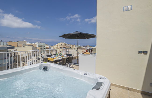 Summer Breeze Penthouse with large Terrace and Hot Tub by Getaways Malta - Foto 20
