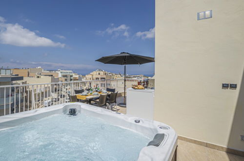 Foto 20 - Summer Breeze Penthouse with large Terrace and Hot Tub by Getaways Malta