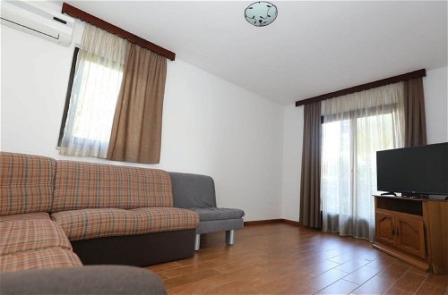 Foto 5 - Comfortable Apartment With Terrace Near the Beach