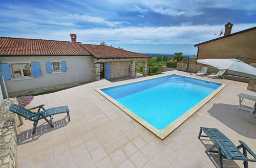 Foto 12 - Authentic Holiday Home With Private Pool & Covered Terrace