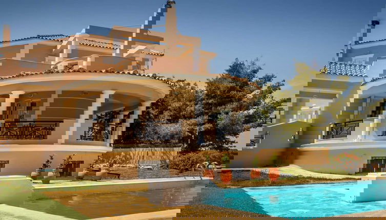 Foto 1 - Grand Villa on top of a Hill With Private Pool