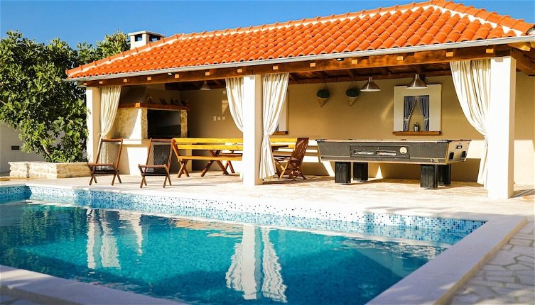 Foto 1 - Villa in Pridraga With Swimming Pool and 5-person Jacuzzi