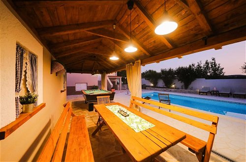Foto 21 - Villa in Pridraga With Swimming Pool and 5-person Jacuzzi