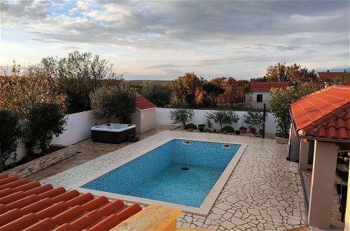 Foto 42 - Villa in Pridraga With Swimming Pool and 5-person Jacuzzi
