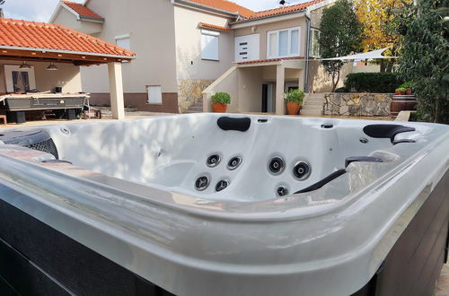 Foto 52 - Villa in Pridraga With Swimming Pool and 5-person Jacuzzi