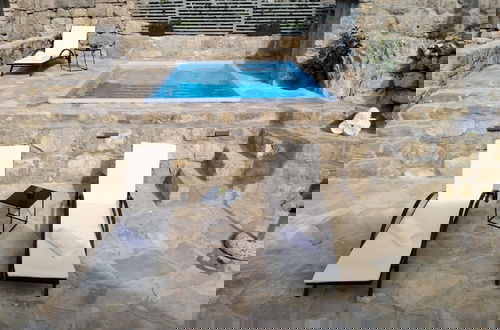 Foto 9 - Stone Holiday Home in Brotnice Dalmatia with Outdoor Hot Tub
