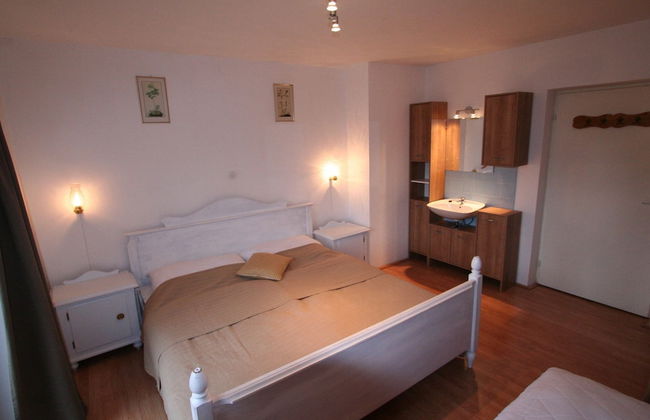 Huge Holiday Home in Hopfgarten im Brixental near Ski Lift - Photo 3