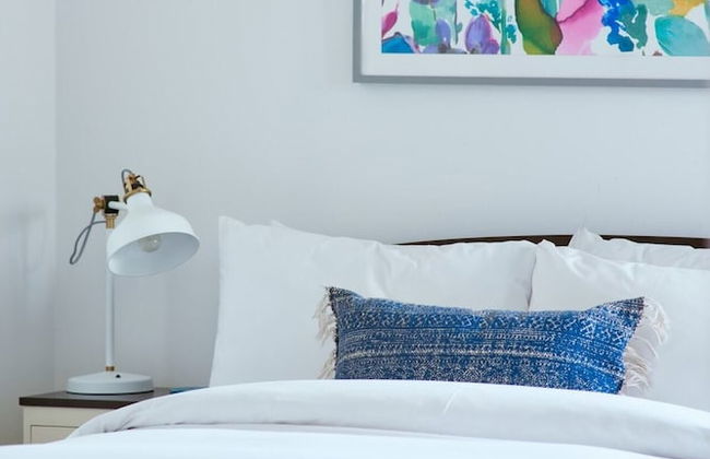 Beautiful 1 Bedroom With Balcony Near Mile End - Photo 3