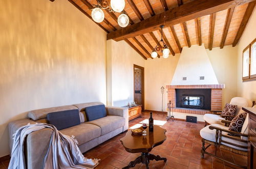 Photo 10 - Captivating 1-bed Villa With Pool in Tuscany