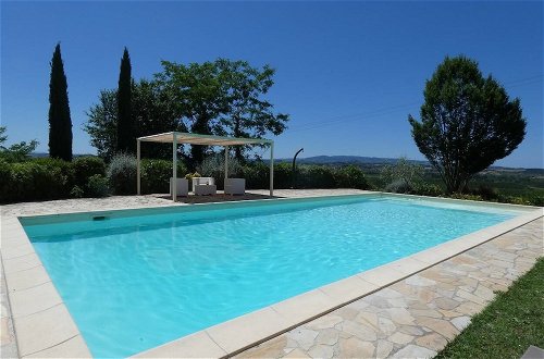 Photo 17 - Captivating 1-bed Villa With Pool in Tuscany
