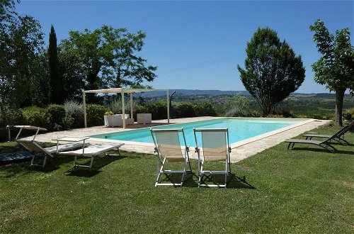 Photo 15 - Captivating 1-bed Villa With Pool in Tuscany