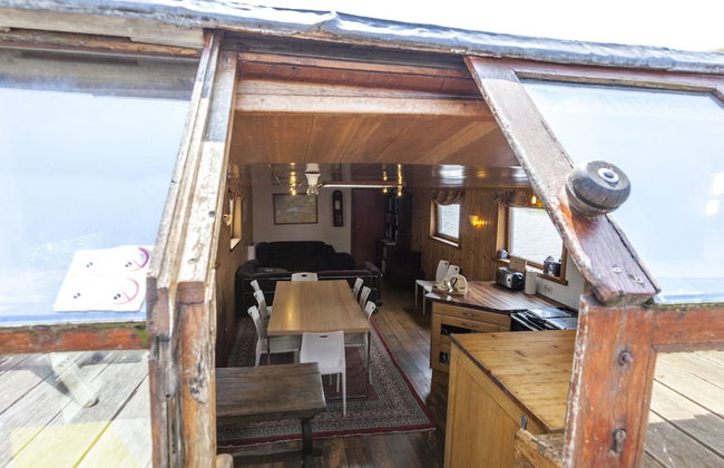 Boat Getaway Near Lake - Photo 22