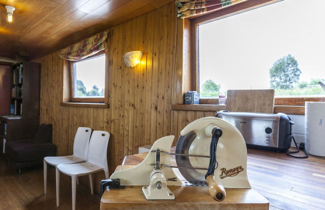 Boat Getaway Near Lake - Photo 21