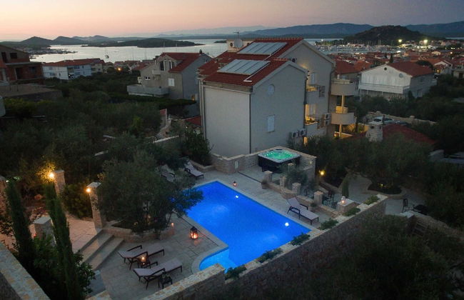 Modish Apartment in Murter with Hot Tub - Foto 10