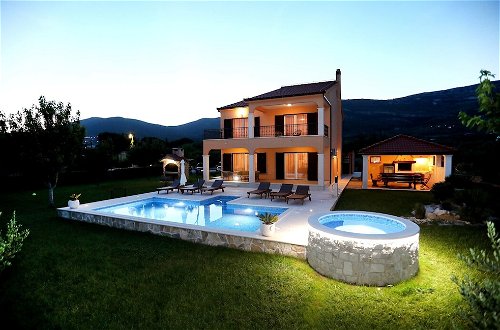 Foto 41 - Luxury Secluded Villa w. Pool, Jacuzzi and Garden