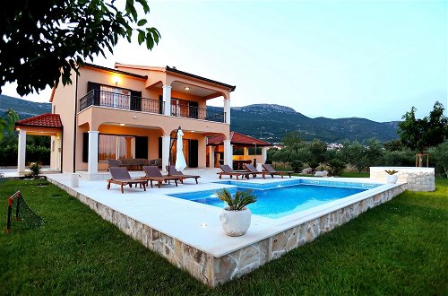 Foto 40 - Luxury Secluded Villa w. Pool, Jacuzzi and Garden