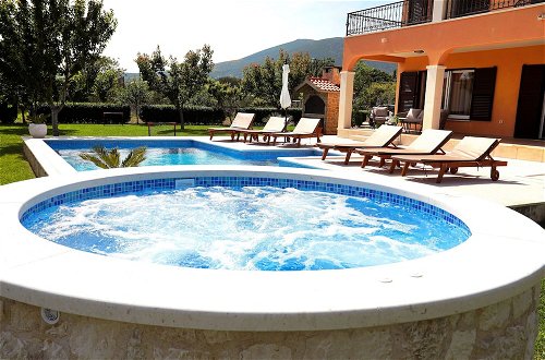 Foto 44 - Luxury Secluded Villa w. Pool, Jacuzzi and Garden