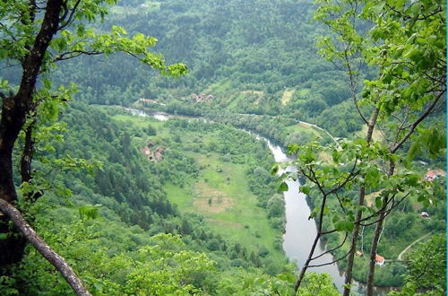 Photo 46 - Comfy Holiday Home in Bunjevci With Hot Tub