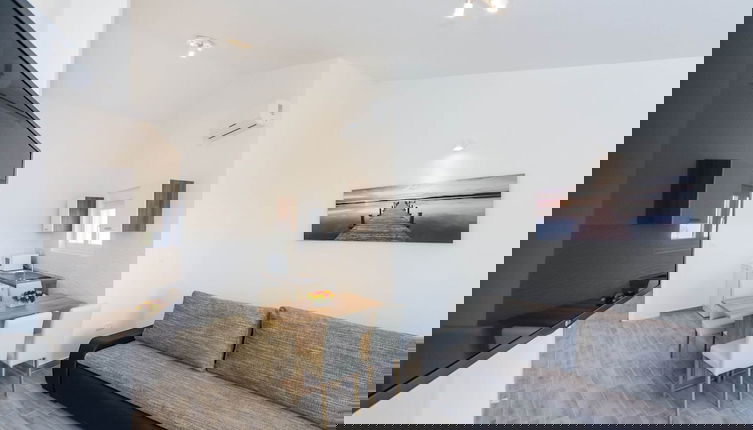 Foto 1 - Apartment With Direct Sand Beach Access