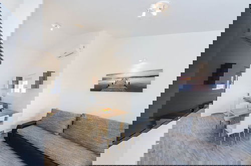 Foto 1 - Apartment With Direct Sand Beach Access