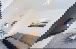 Foto 1 - Apartment With Direct Sand Beach Access