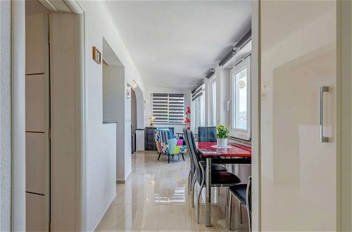 Foto 20 - Spacious Apartment in Arbanija With Terrace