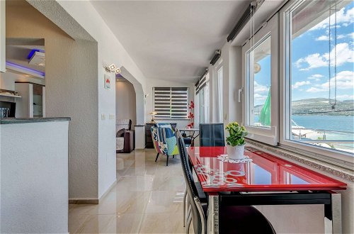 Foto 18 - Spacious Apartment in Arbanija With Terrace