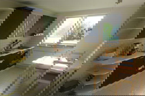 Foto 6 - Modernly Furnished Holiday Home Near the Beach