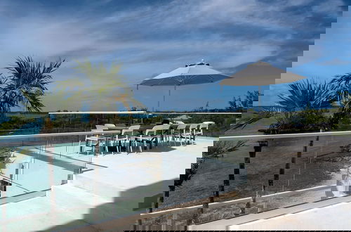 Foto 25 - Modernized Beach House With Pool