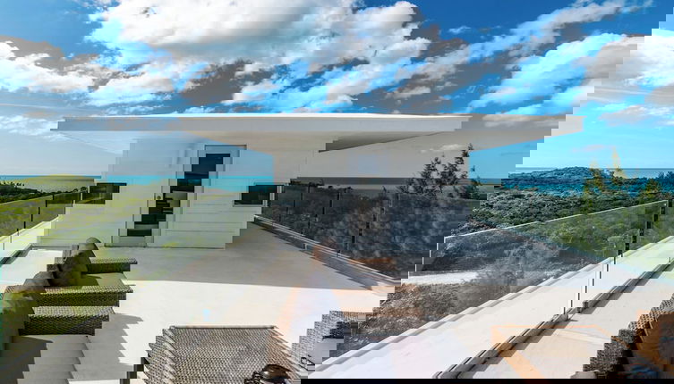 Foto 1 - Modernized Beach House With Pool