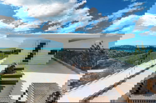Foto 1 - Modernized Beach House With Pool