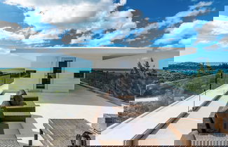 Foto 1 - Modernized Beach House With Pool