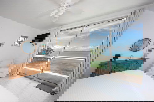 Foto 5 - Modernized Beach House With Pool