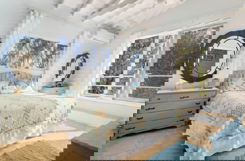 Photo 3 - Seaside Escape: Luxury Beach House With Ocean Views