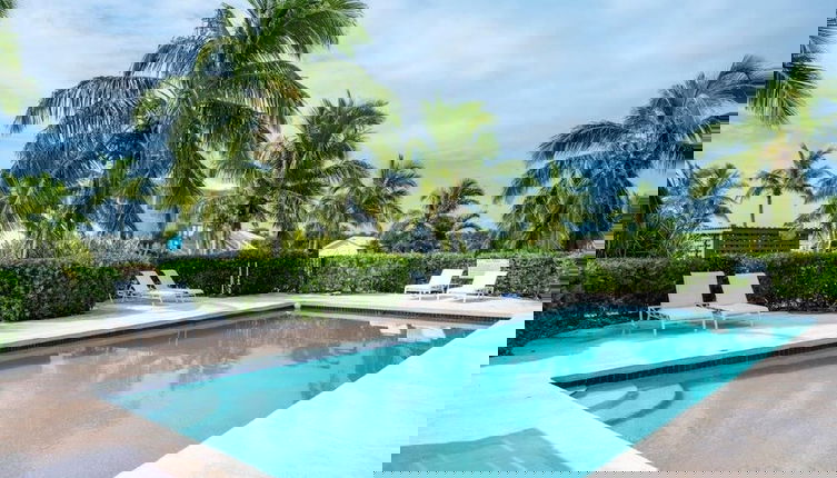 Foto 1 - Tropical Paradise: Secluded Villa With Private Beachfront