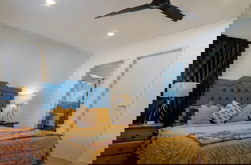 Photo 3 - Spacious Eastern Beach Home - 1 Min From Beach!
