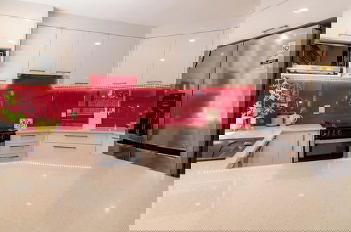 Photo 15 - Spacious Eastern Beach Home - 1 Min From Beach!