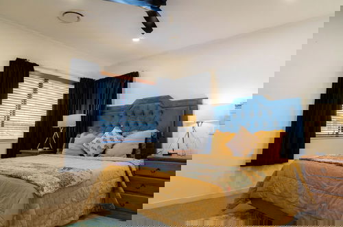 Photo 12 - Spacious Eastern Beach Home - 1 Min From Beach!